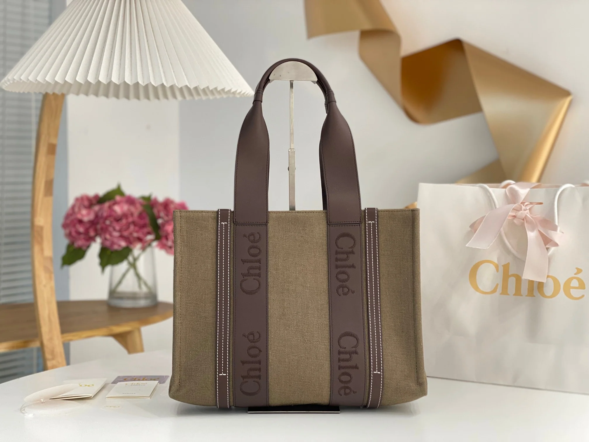 Новинка весны 2023 года от Chloe - сумка-тоут Woody - льняная кожа, цвет хаки с коричневыми вставками - средний размер