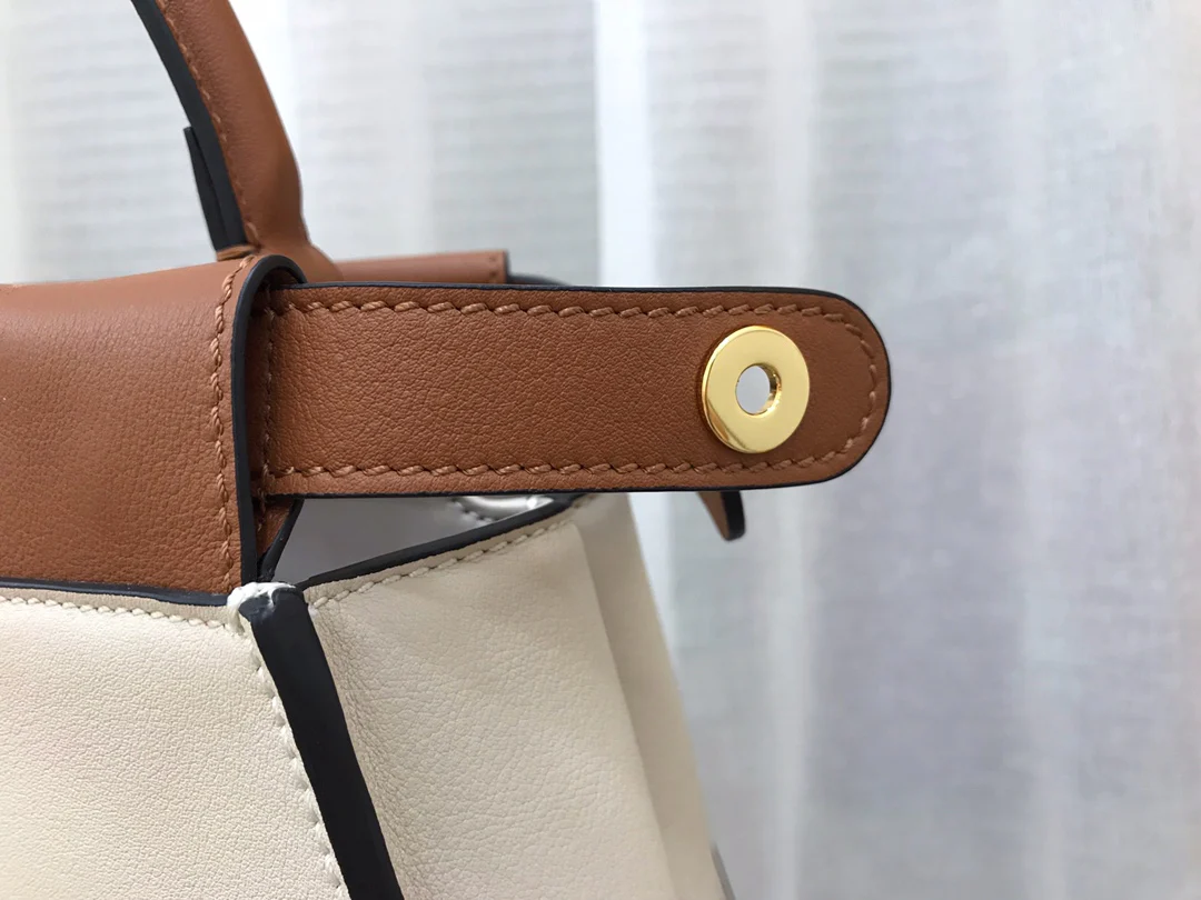 Белая кожаная сумка Fendi Peekaboo