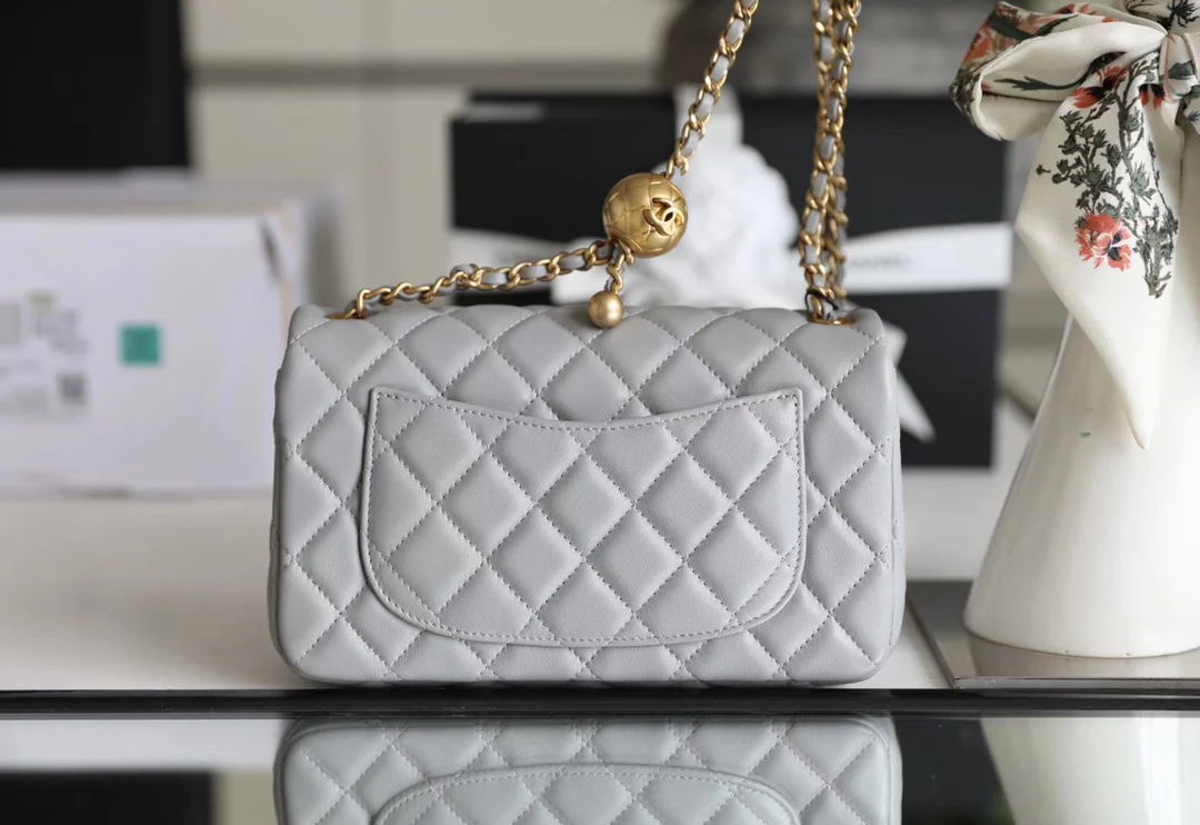 Chanel - Золотая сумка-клапан с шариком из углеродного волокна - Серая