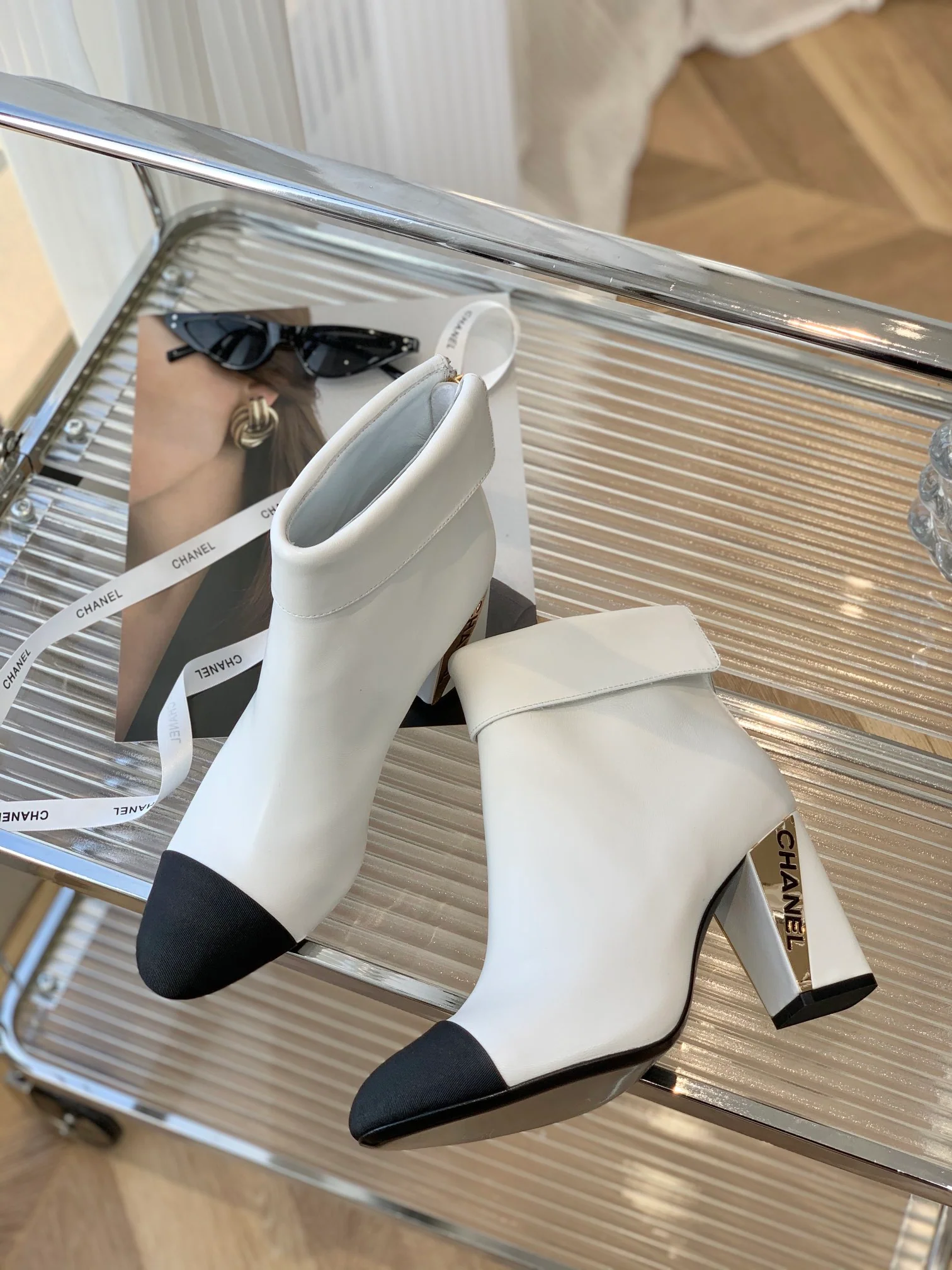 Классические ботильоны на массивном каблуке из коллекции Chanel Color Block - белые.