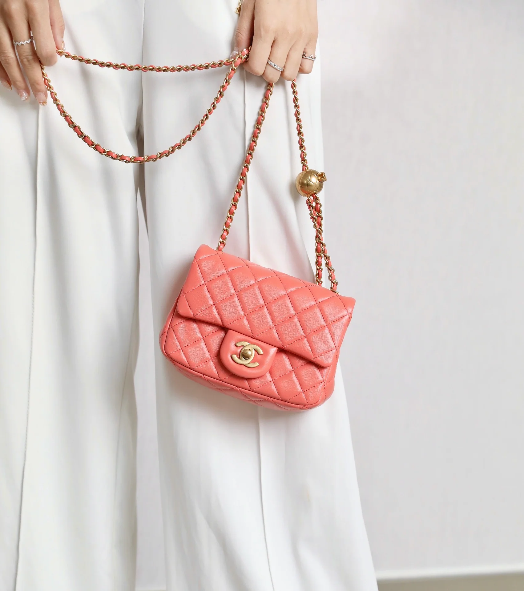 Сумка Chanel Gold Globe Square Fat Flap Bag - кораллово-розовая.