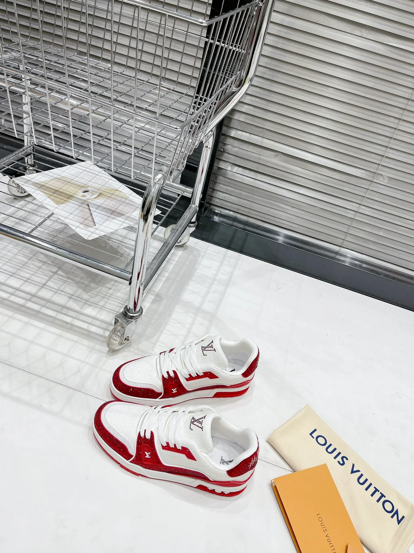 Кроссовки LV Trainer - обувь для скейтбординга - глянцевые белые и красные - унисекс