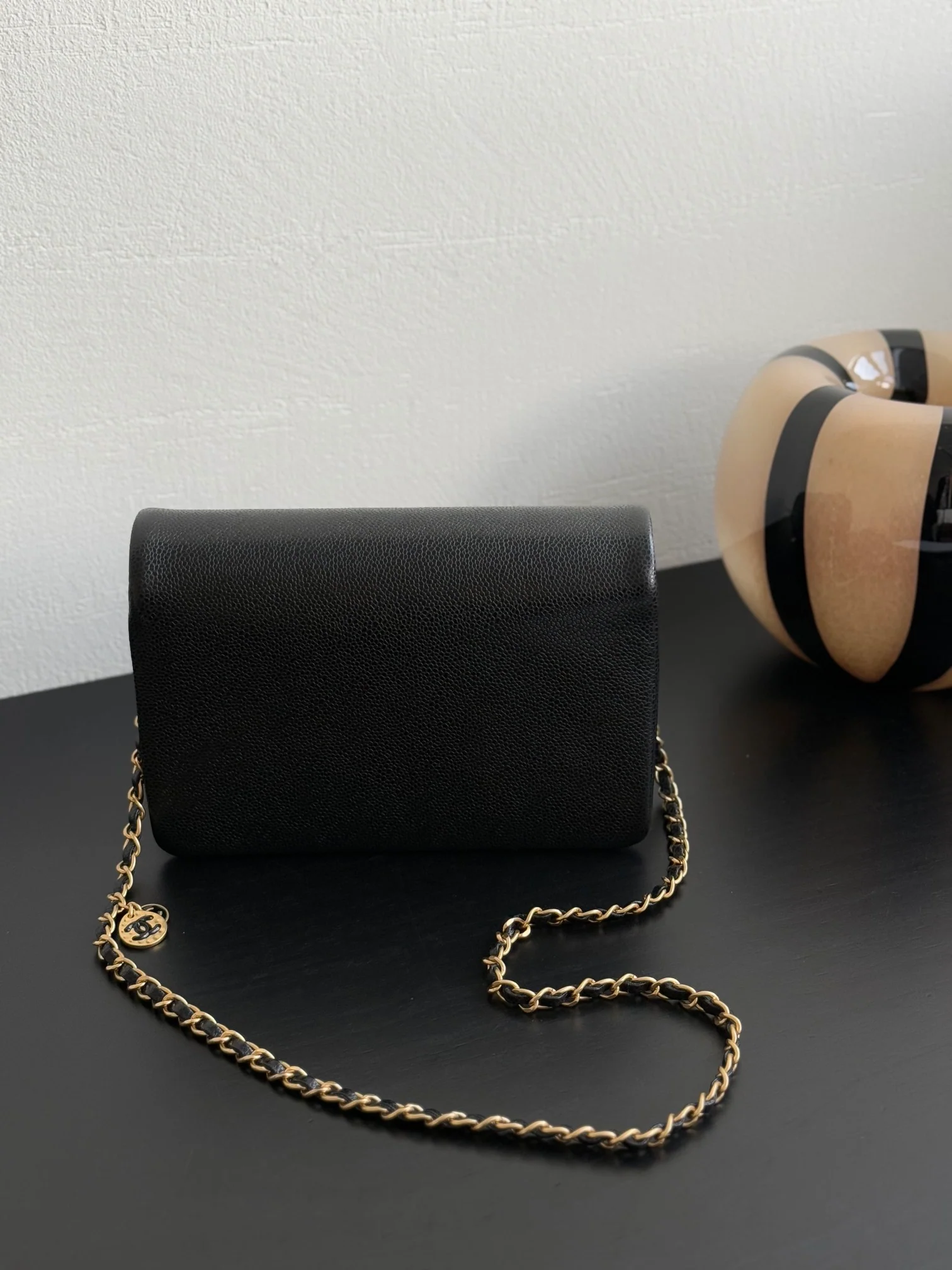 Винтажная сумка Chanel с клапаном из икры, средний размер, черная.