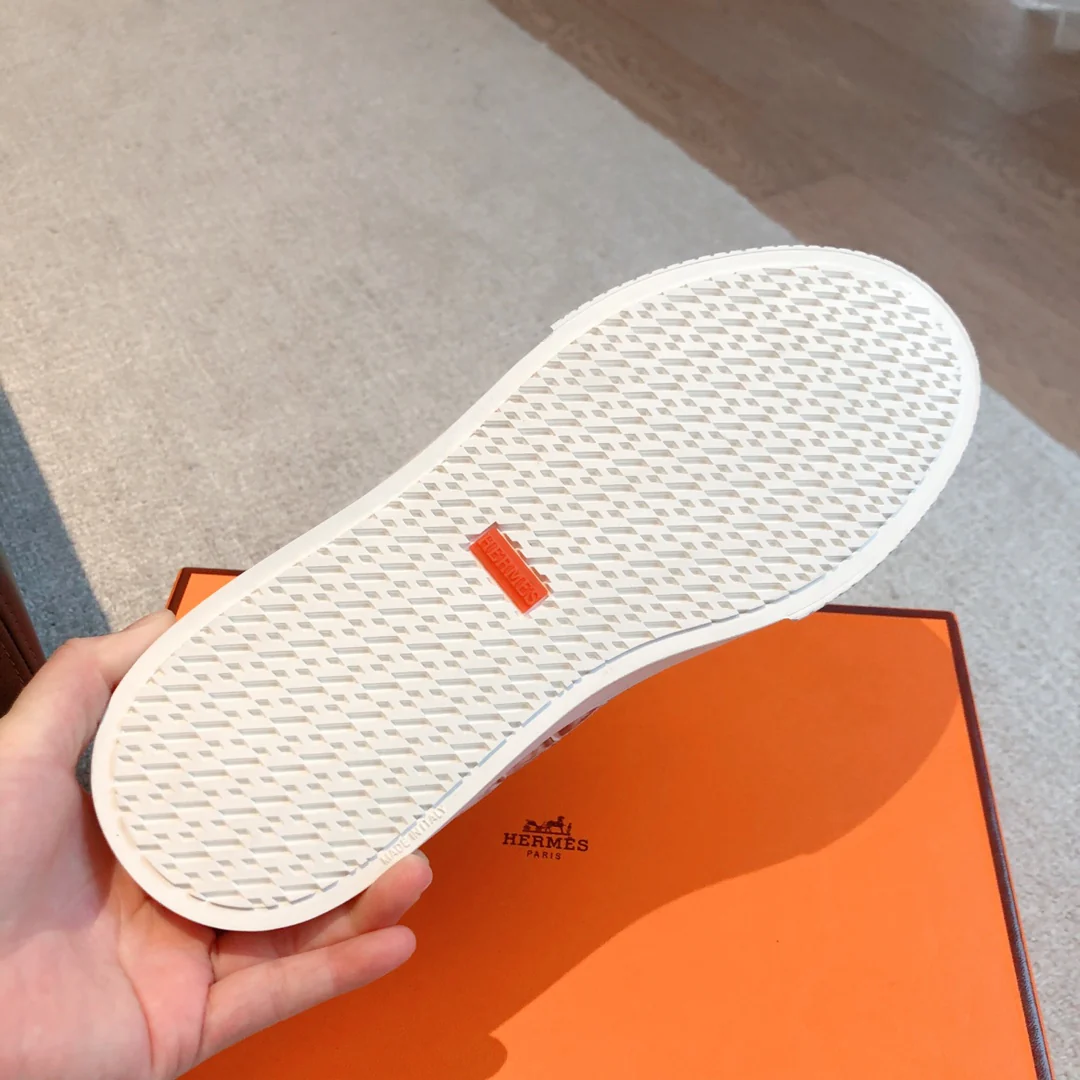 Новинка весны 2023 года от Hermes - повседневные туфли с вышитыми пуговицами - дизайн под крокодиловую кожу.