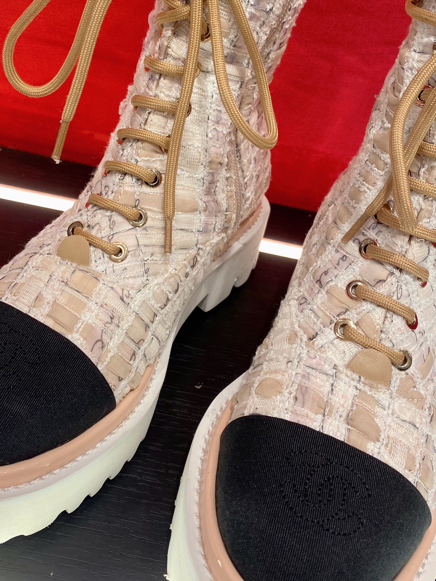 Новинка сезона осень/зима 2022 от Chanel — Ботинки Dr. Martens на платформе — Розовые с блестками — 5 см