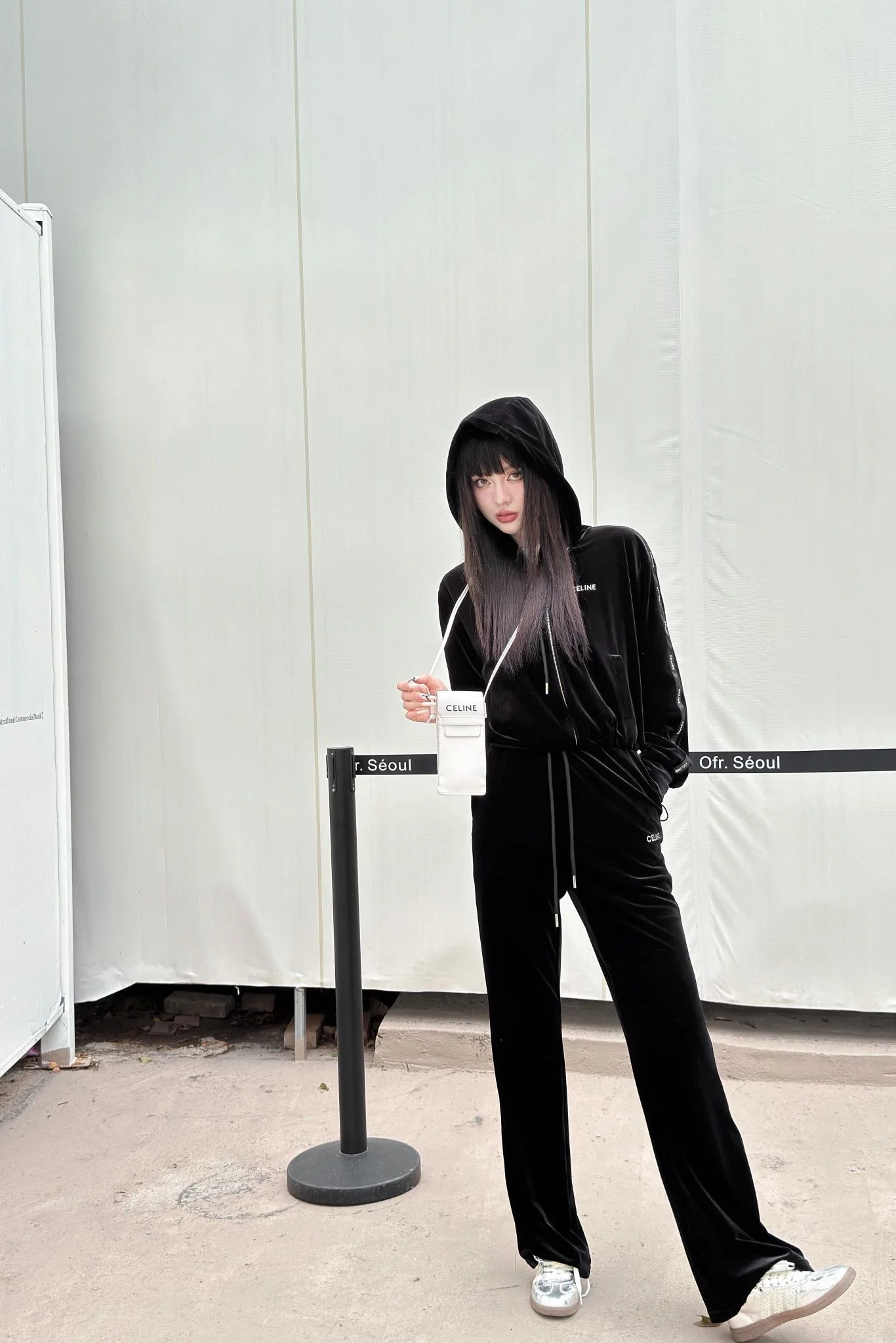 Celine-2403 - Куртка с капюшоном на молнии, эластичным поясом и широкие брюки.