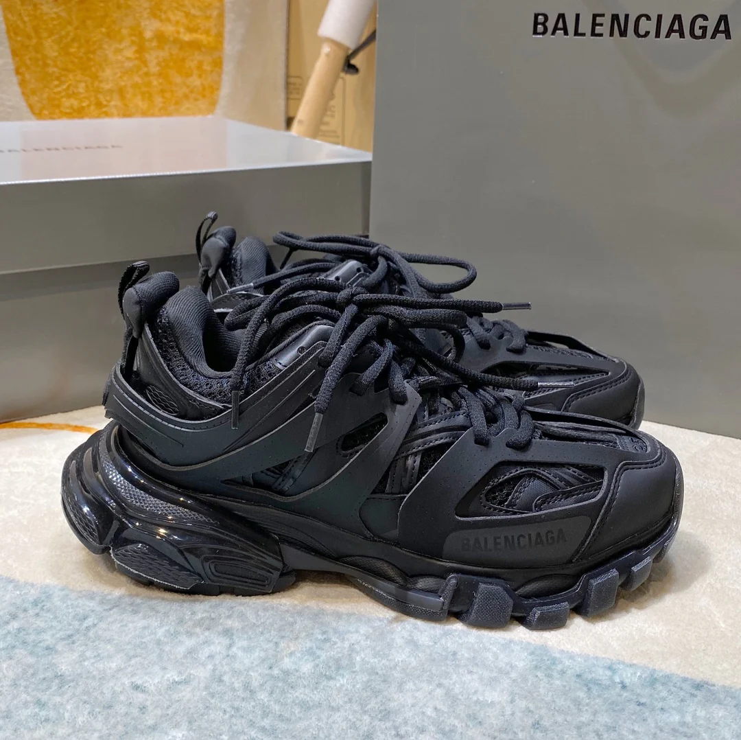 Массивные кроссовки Balenciaga — модель унисекс.