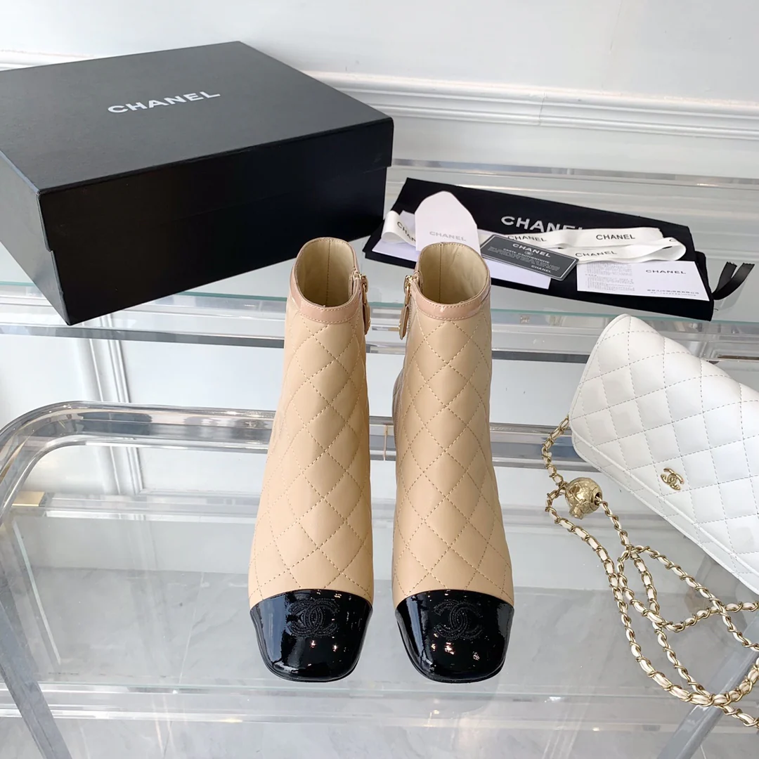 Классические ботильоны Chanel 22 с ромбовидной стёжкой и контрастными цветовыми блоками.