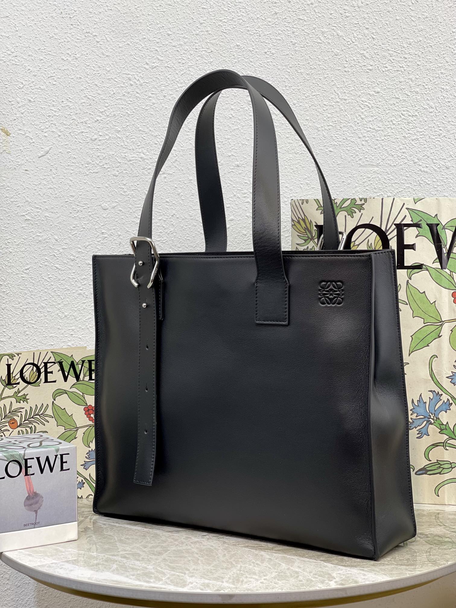 Сумка-тоут Loewe с прямой застежкой и регулируемой длиной ручек.