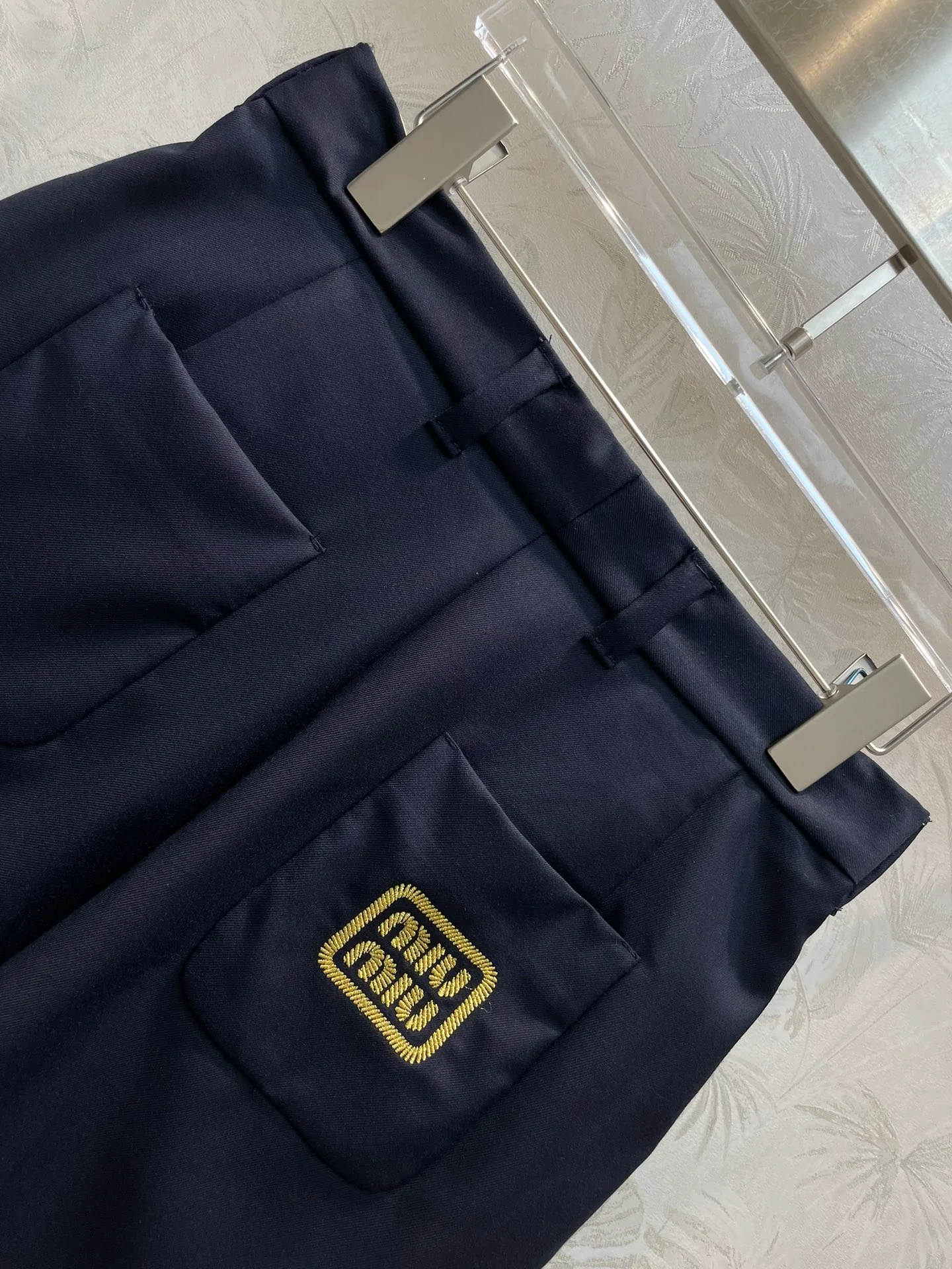 Miu Miu - Весна/Лето 2404-24: Идеальный образ в стиле преппи с вышитыми значками, лоскутными блейзерами и шортами.