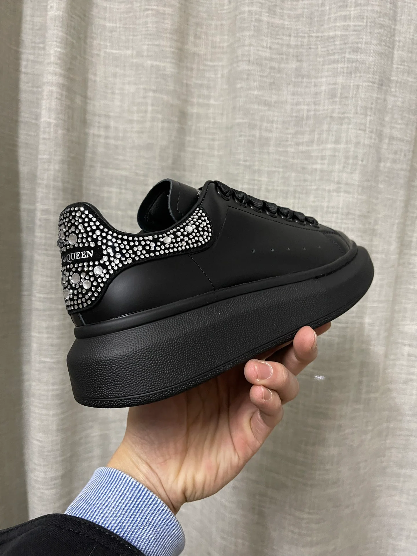 Классические белые кроссовки McQueen - унисекс - черные с белыми бриллиантами - премиум-издание