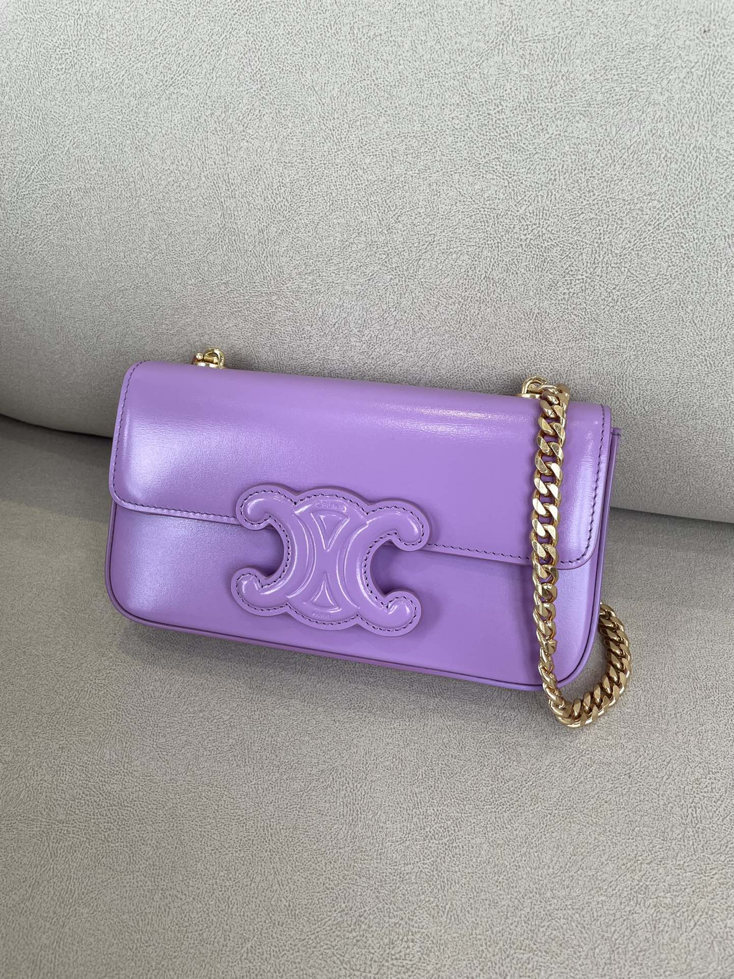Сумка Celine Triomphe на плечо из глянцевой телячьей кожи с цепочкой — сиренево-фиолетовая.