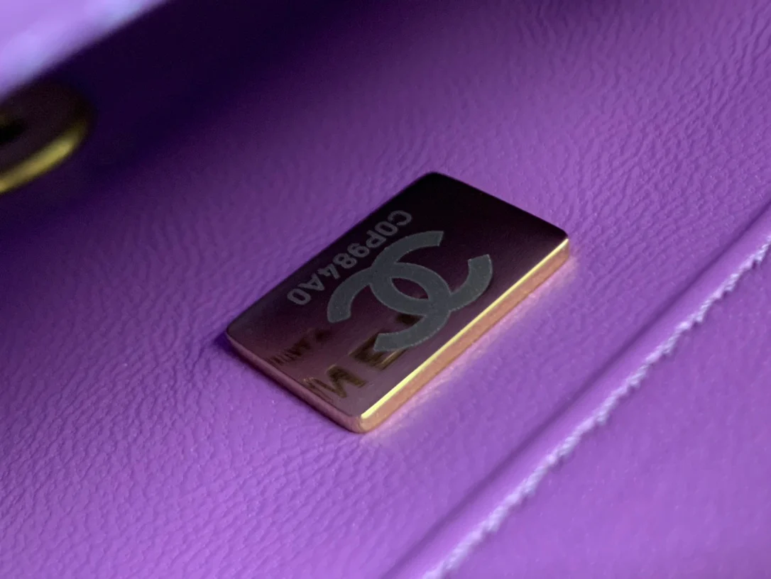 Новинка 2022 года от Chanel - квадратная сумка-клатч с эмалированной пуговицей - 21 см - 1