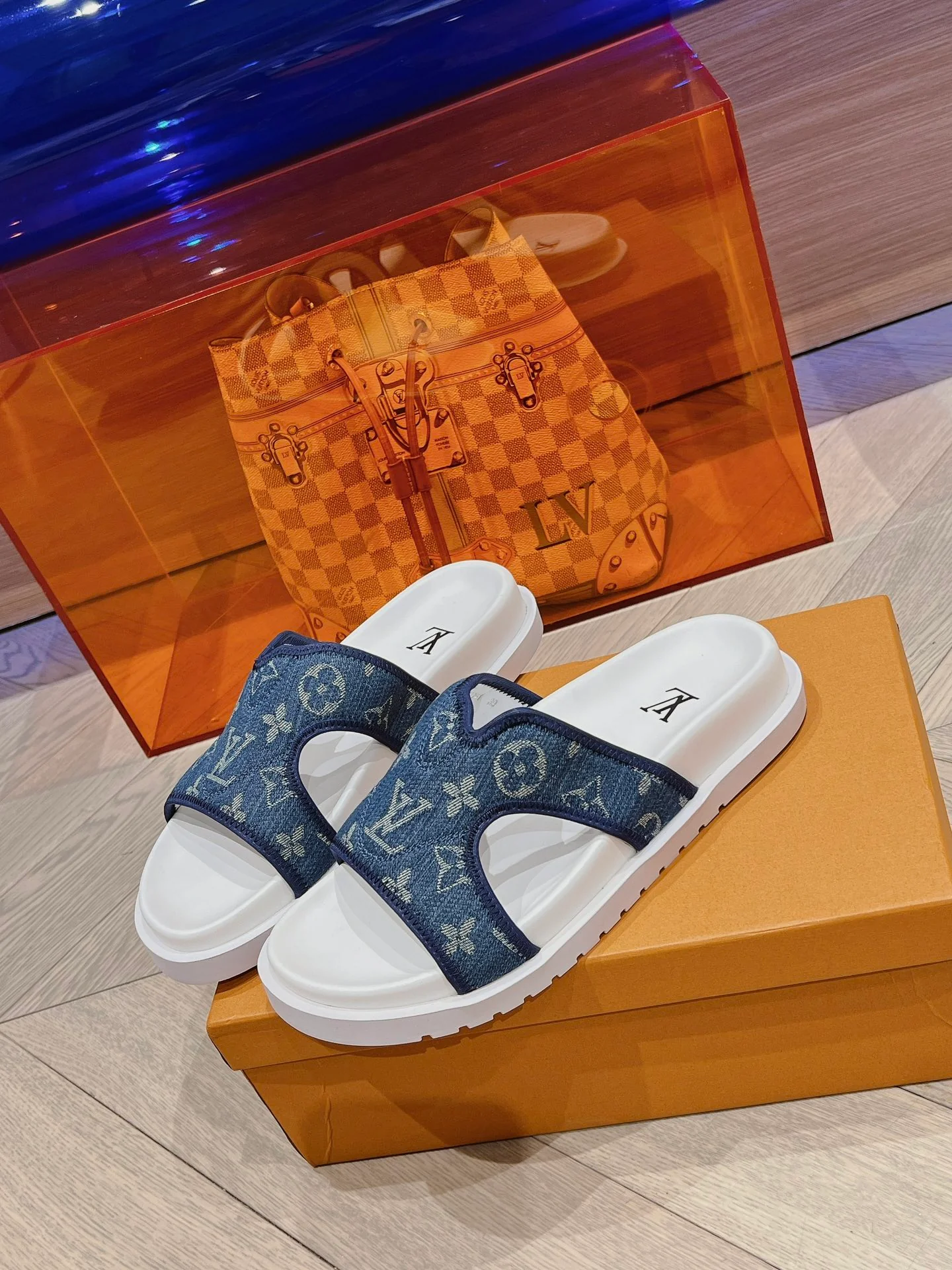 Новинка сезона лето 2023 от LV для мужчин - пляжные сандалии.