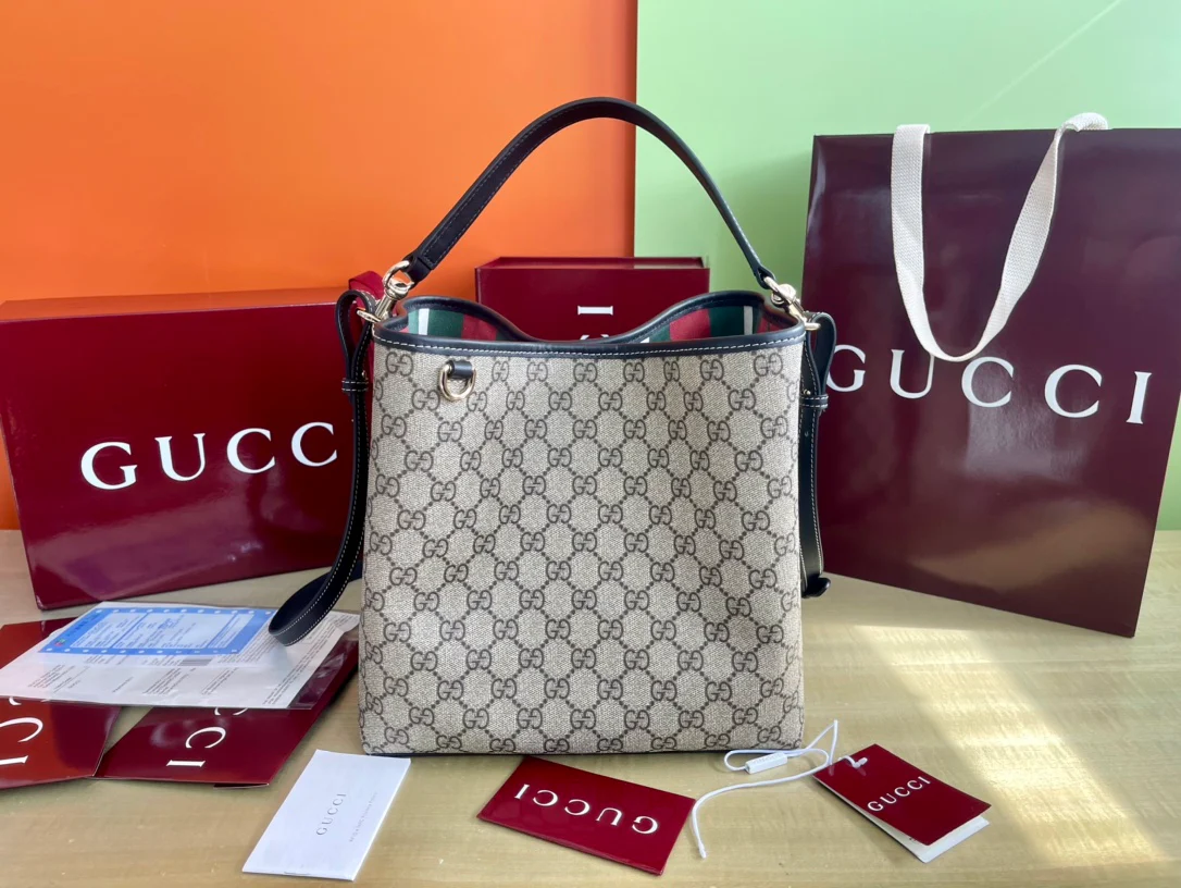 Маленькая сумка через плечо Gucci 2025 с отделкой из черной кожи - коричневая