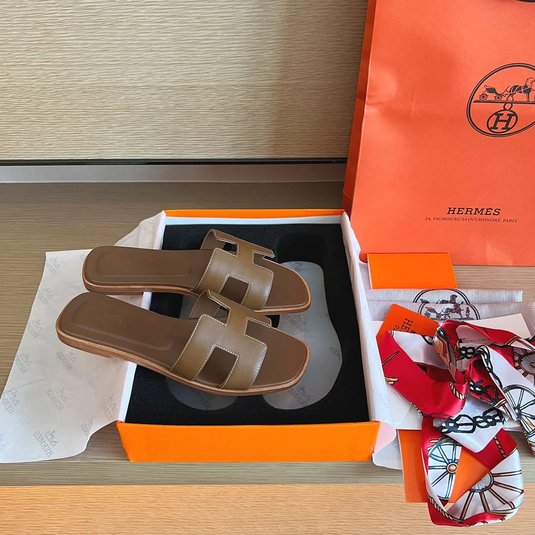 Классические домашние тапочки Hermes H - Верх из однотонной кожи - Подошва, полностью закрывающая тапочки - Коричневый