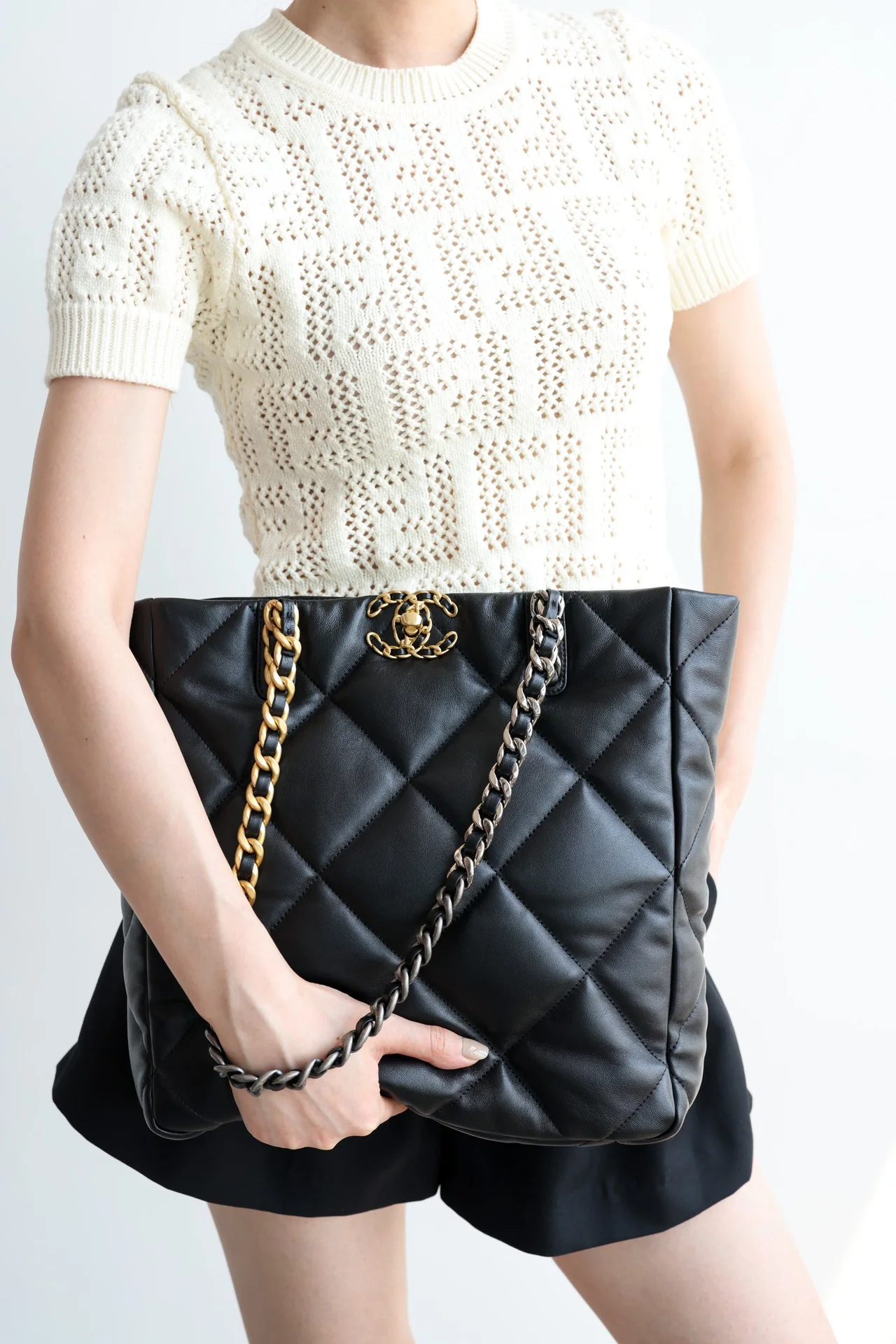 Новинка сезона осень/зима 2022 от Chanel - сумка-шоппер из 19 сумок - черно-золотая.