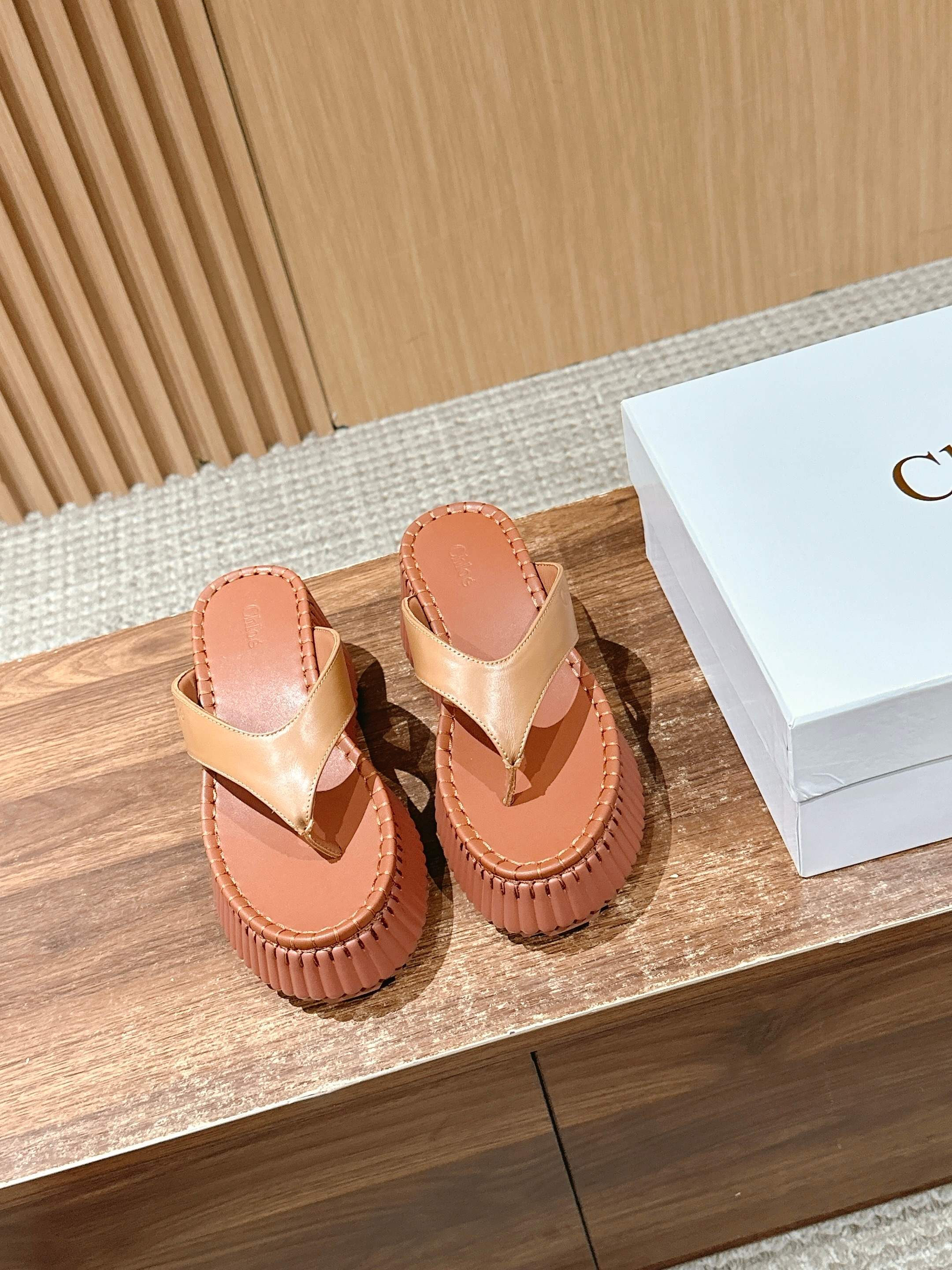 Шлёпанцы на платформе Chloe - коричневые