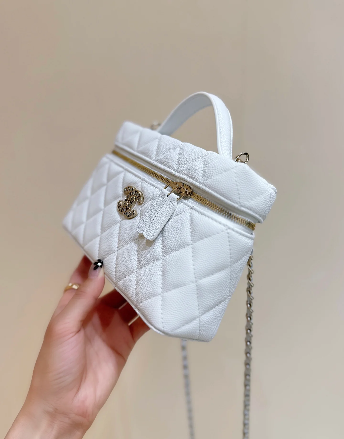 Сумка-ланчбокс Chanel 25p Limited Edition в форме сердца с бриллиантом — белая.