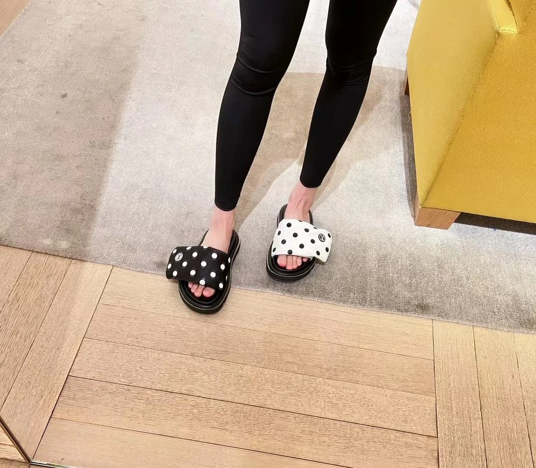 Тапочки LV в горошек