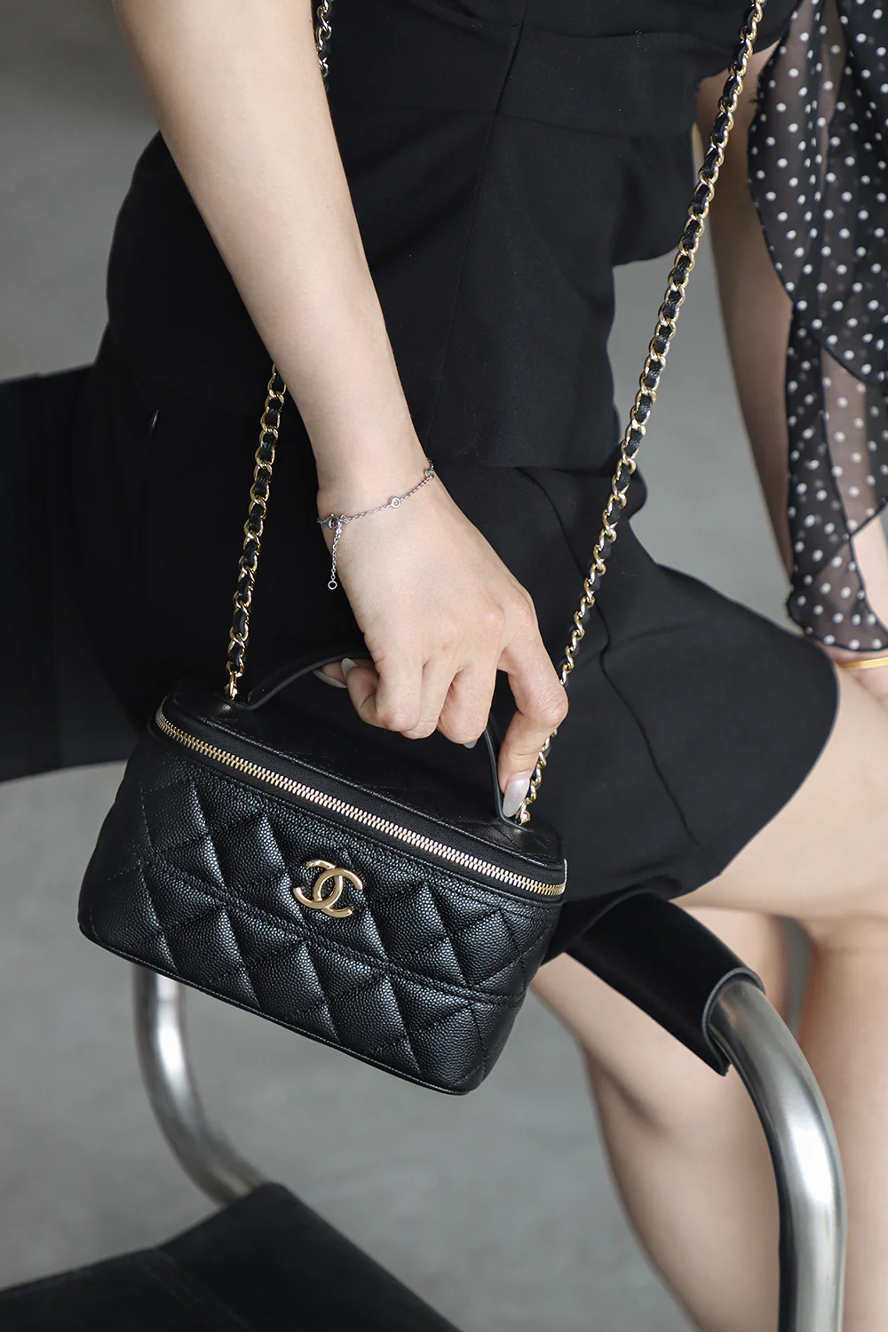 Косметичка Chanel 25c - Черная - Фурнитура из светлого золота