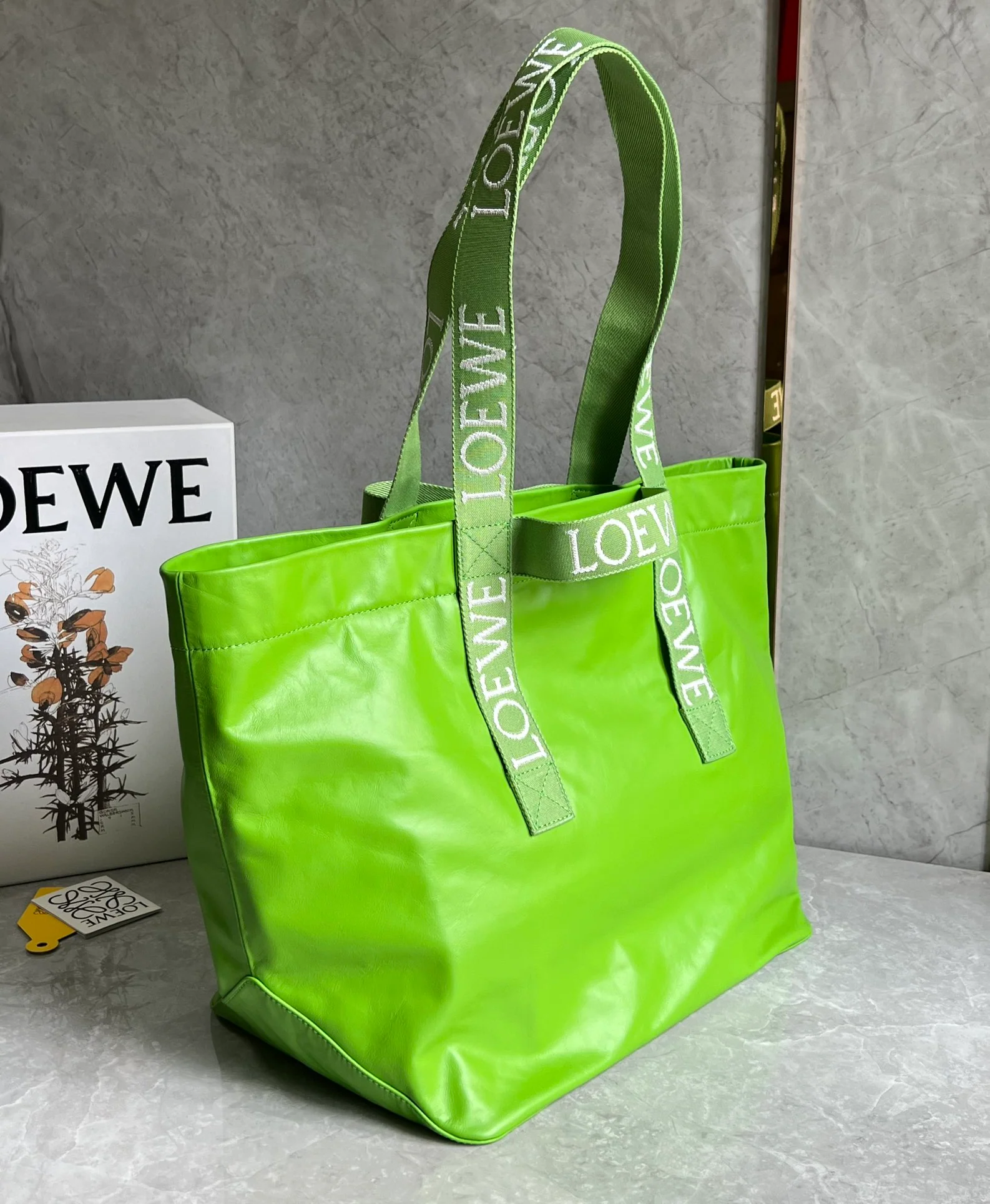 Сумка-шоппер Loewe Fold-Shopper — новинка, ярко-зеленая.