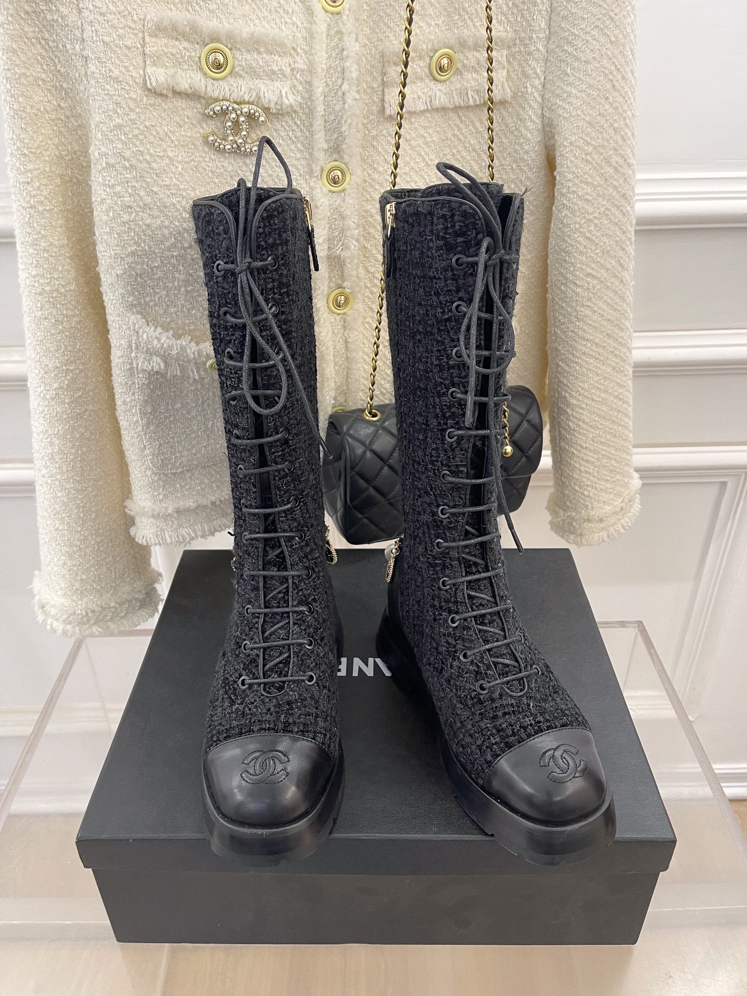 Новинка сезона осень/зима 2023 от Chanel - Ботинки с цепочкой - Черные