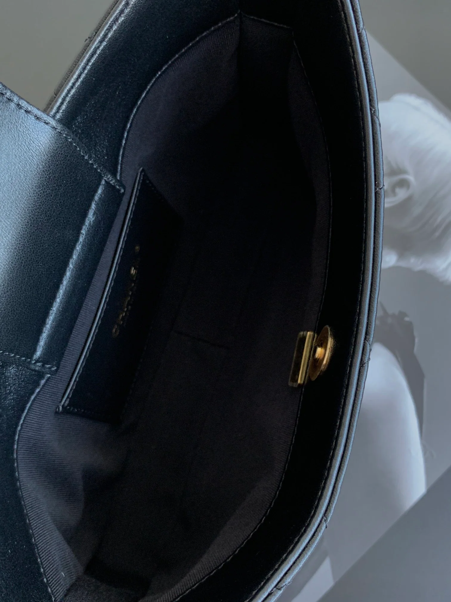 Сумка-хобо Chanel с массивной цепочкой в ??стиле хиппи — черная.