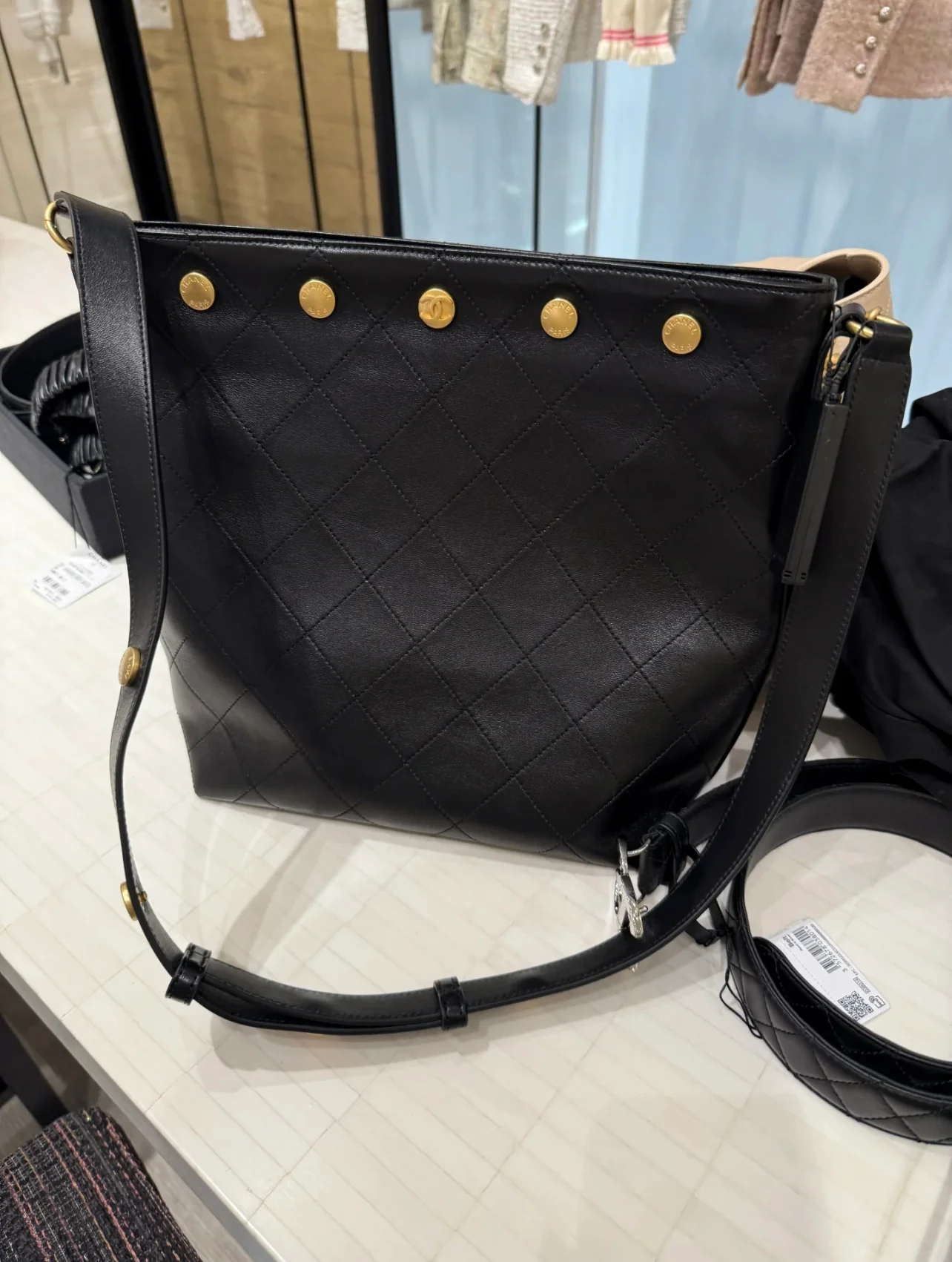 Сумка Chanel в стиле хиппи с золотой монетой 25 пенсов — черно-золотая.