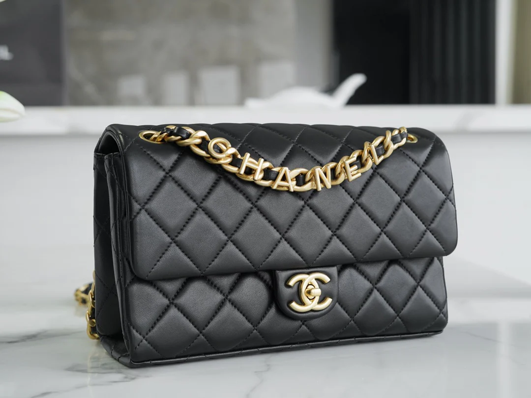 Коллекция Chanel Весна/Лето 2023 - Сумка с клапаном и цепочкой в ??виде буквы - Черная - 26 см