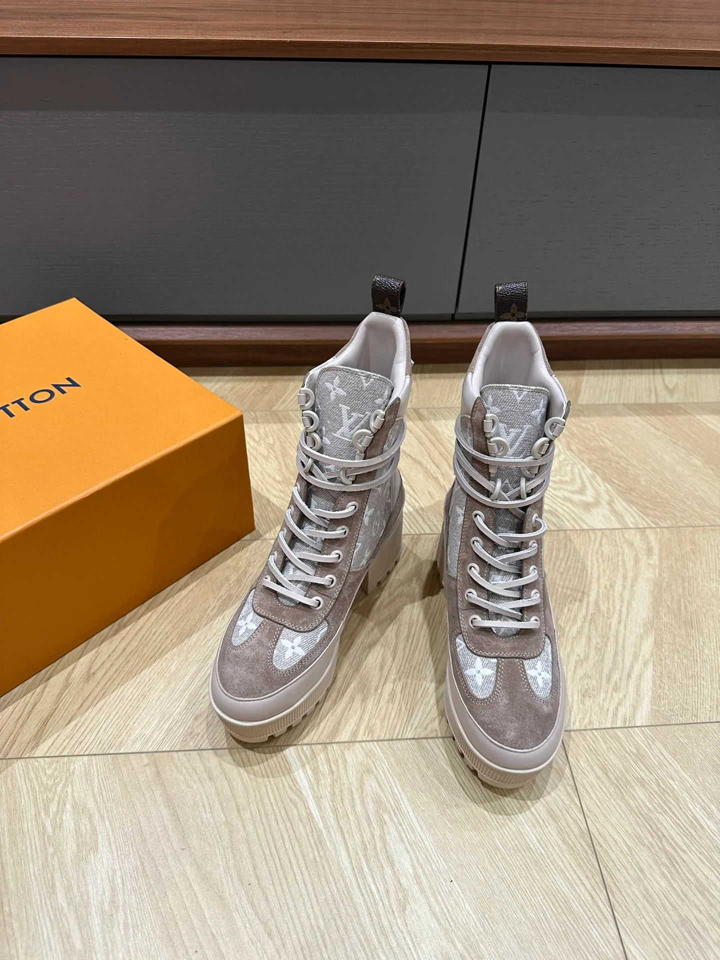 LV-2024 - Ботинки на высоком каблуке и платформе - Цвет 