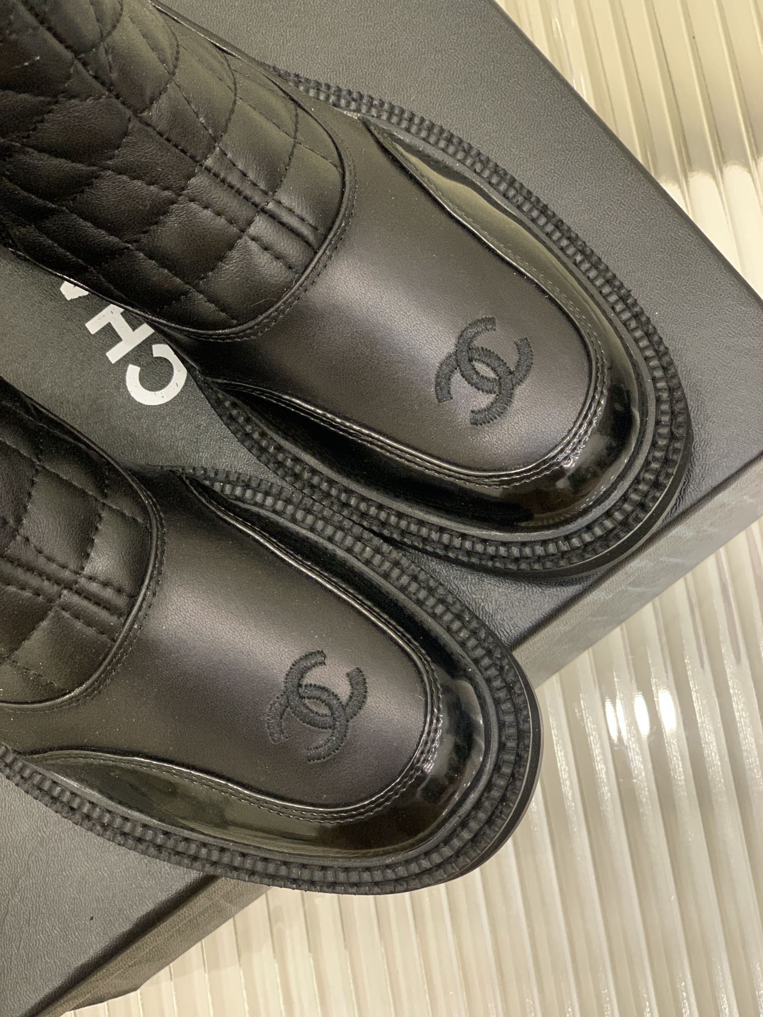 Коллекция Chanel 2022 года с подиума - Ботильоны с бриллиантовыми блестками - Черные