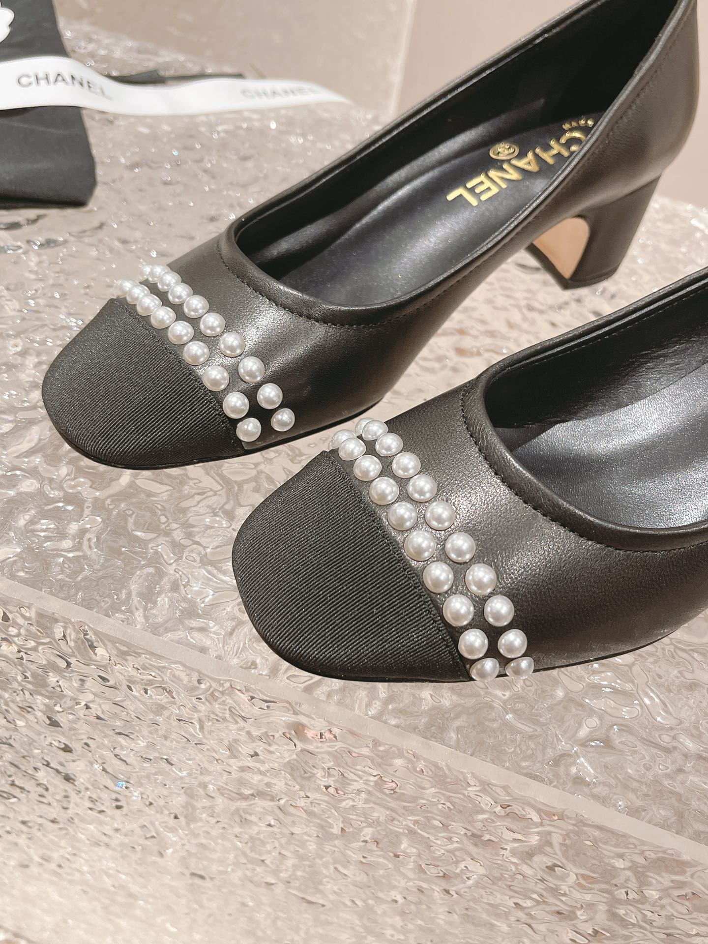 Новинка 2023 года от Chanel - Туфли на низком каблуке с жемчужным верхом - Черные