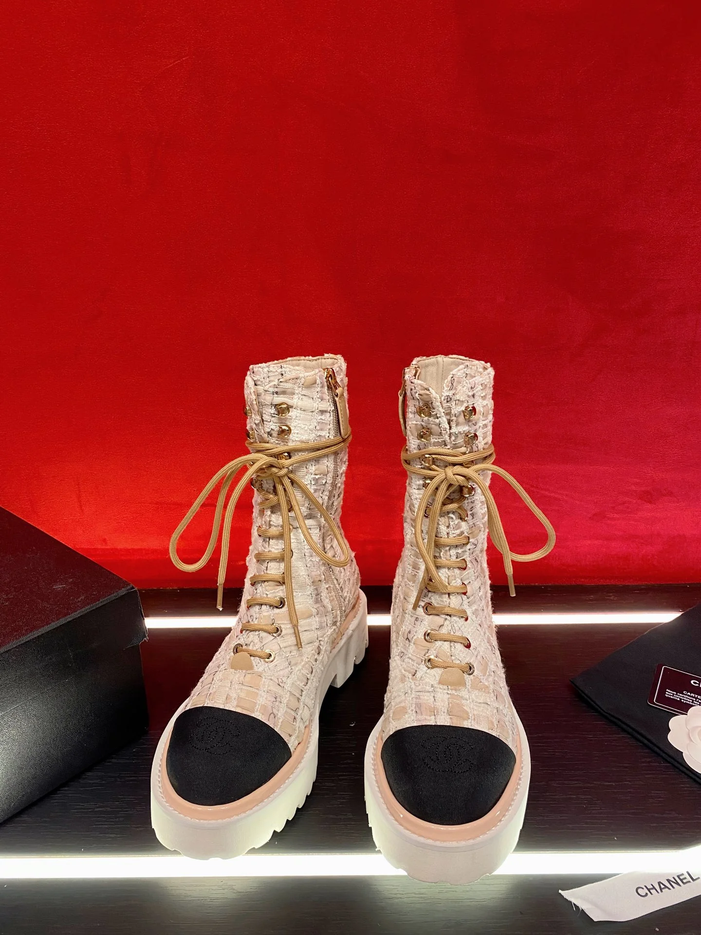 Новинка сезона осень/зима 2022 от Chanel — Ботинки Dr. Martens на платформе — Розовые с блестками — 5 см