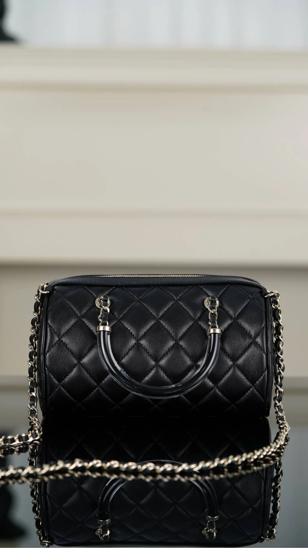 Сумка Chanel 25c Boston Bowling Bag — черно-золотая.