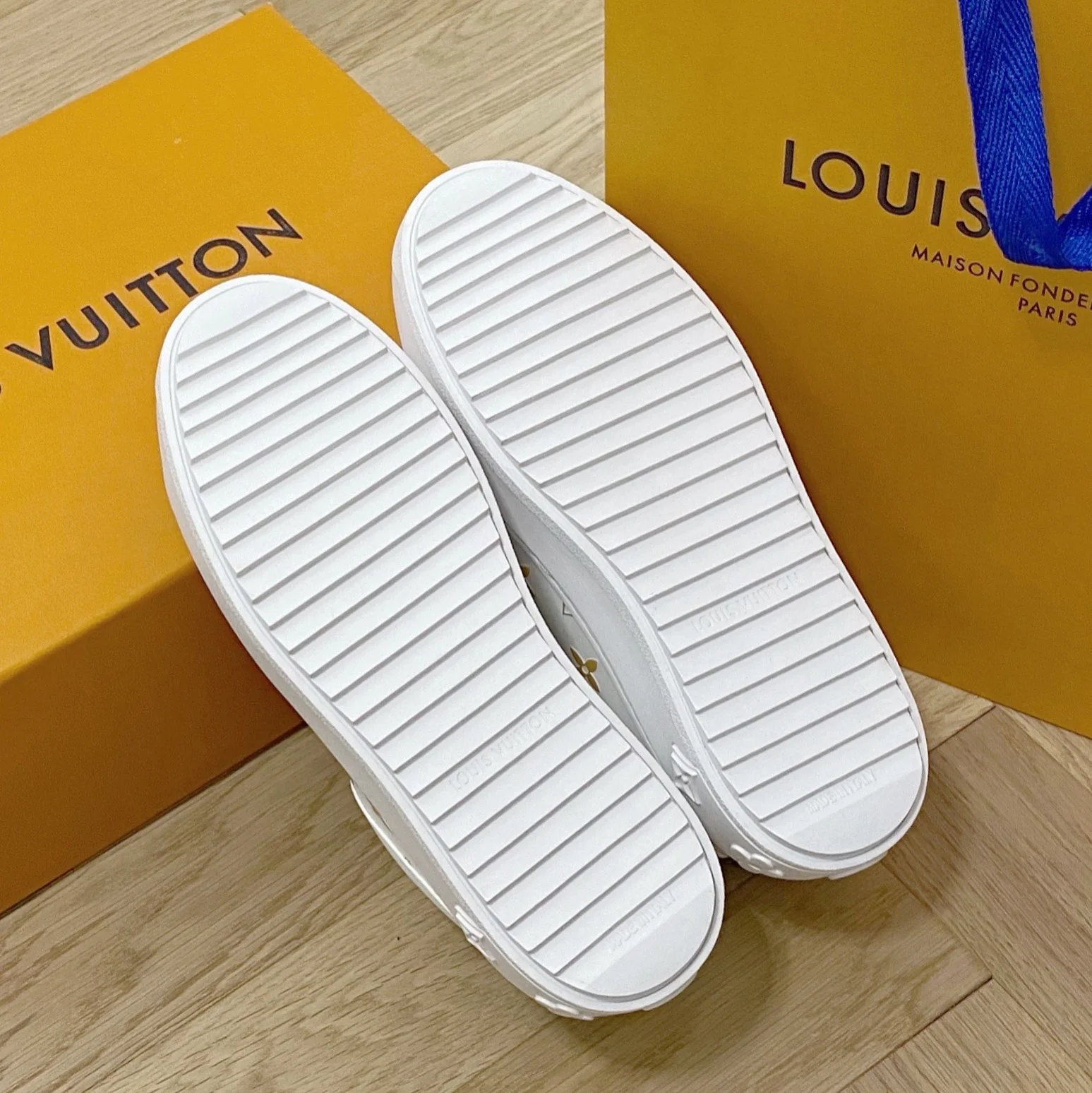 Обувь LV - LV Time Out - белые кроссовки на платформе - золотые