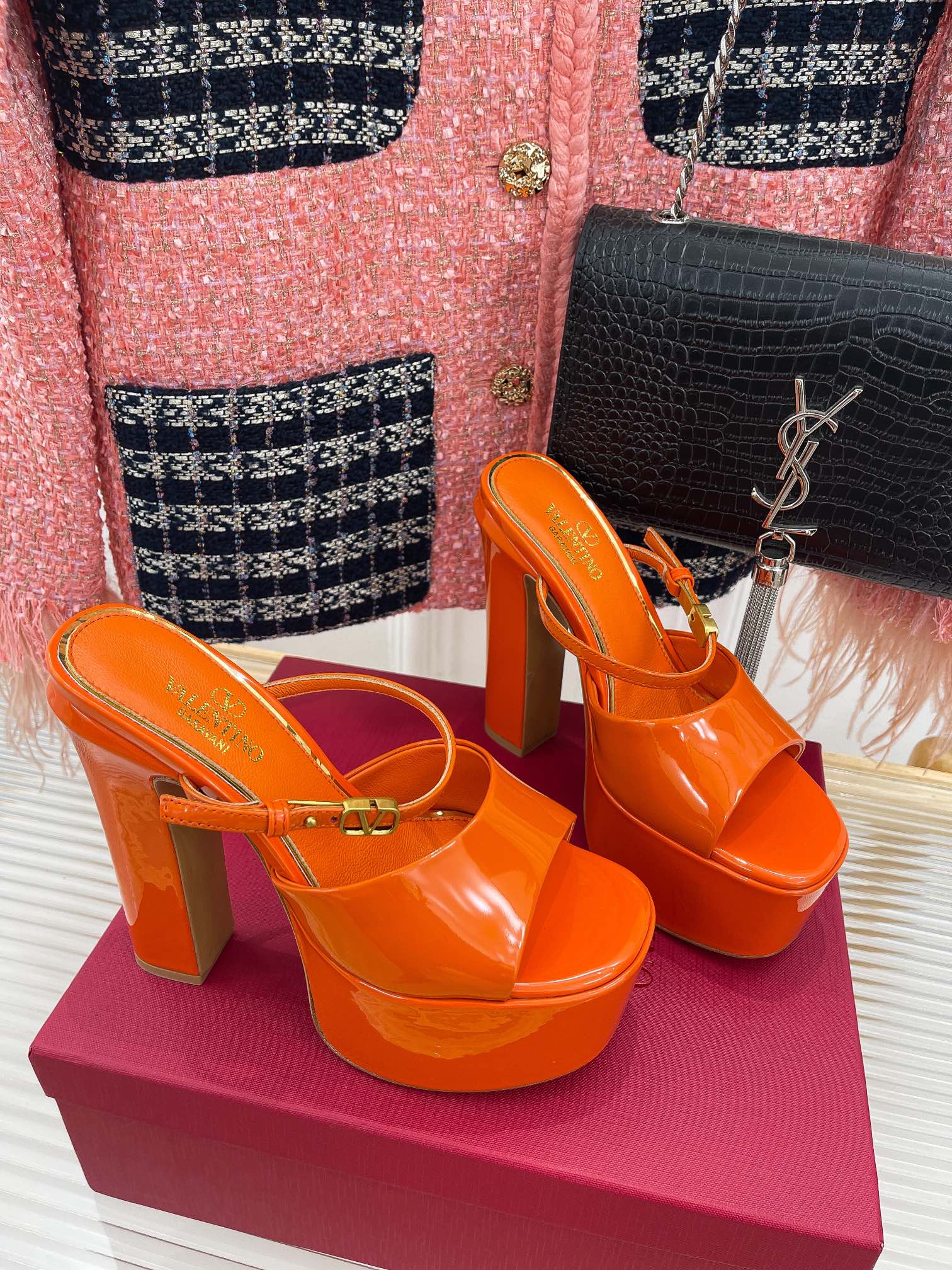 Новинка сезона весна/лето 2023 от Valentino - сандалии на платформе 9 см с открытым носком - 15 см - оранжевые