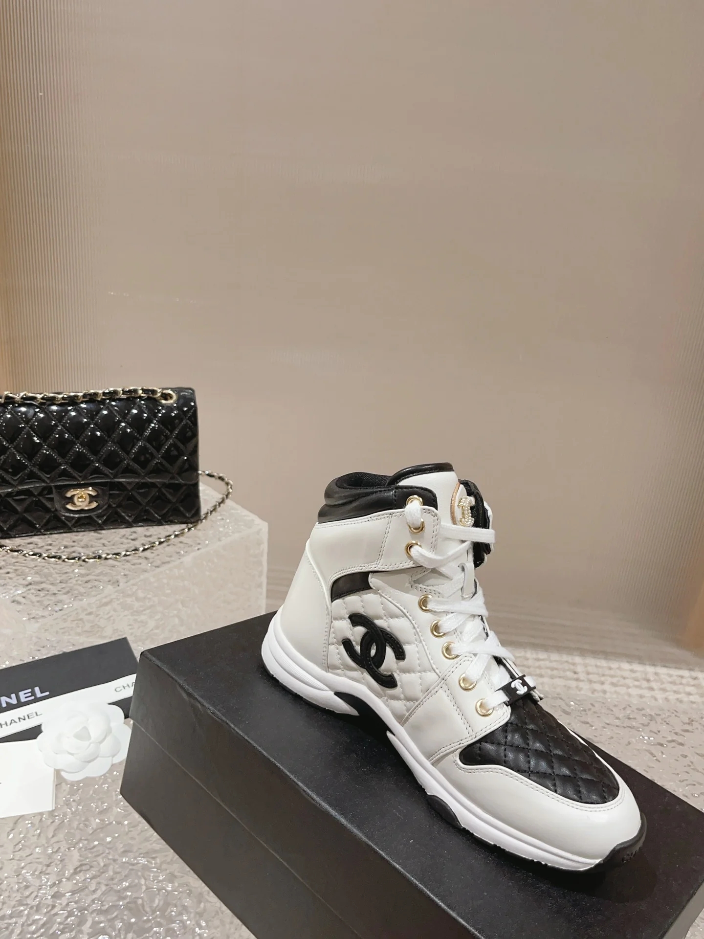 Высокие кроссовки Chanel — белые с перламутровыми вставками.