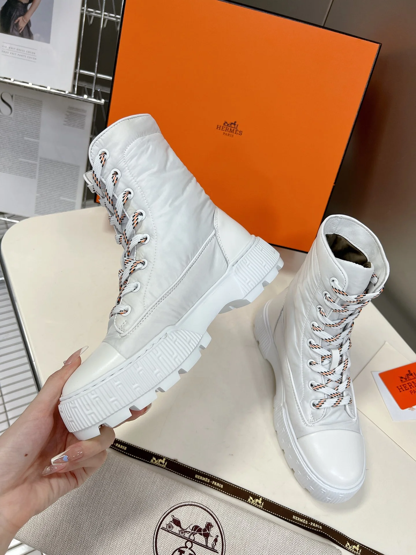 Новинки осенне-зимней коллекции Hermes 2022: короткие сапоги и пуховые сапоги.