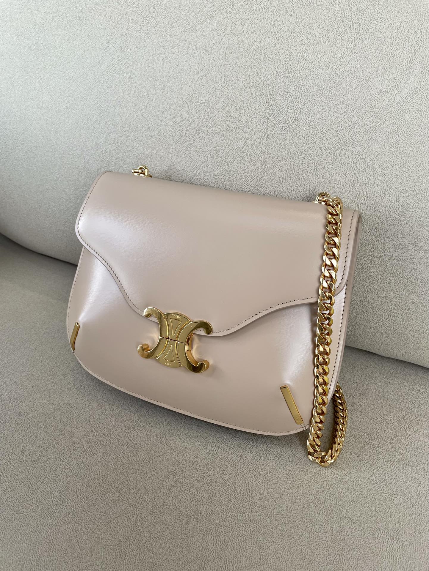 Коллекция Celine осень 2022 - Кожаная сумка Besace на цепочке - Телесный цвет