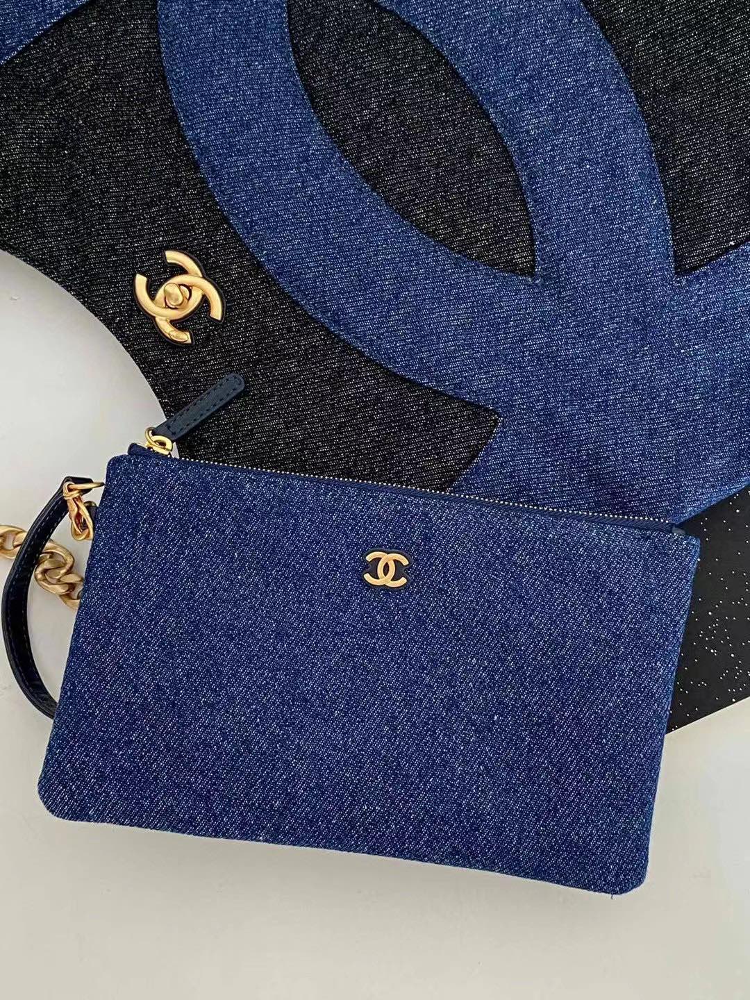 Коллекция Chanel Весна/Лето 2023 - Синяя джинсовая сумка-тоут - Синяя отделка с черным основанием