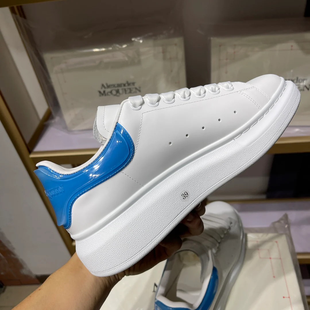 Классические белые кроссовки McQueen - унисекс - светло-голубая подошва из искусственного меха - премиум-издание