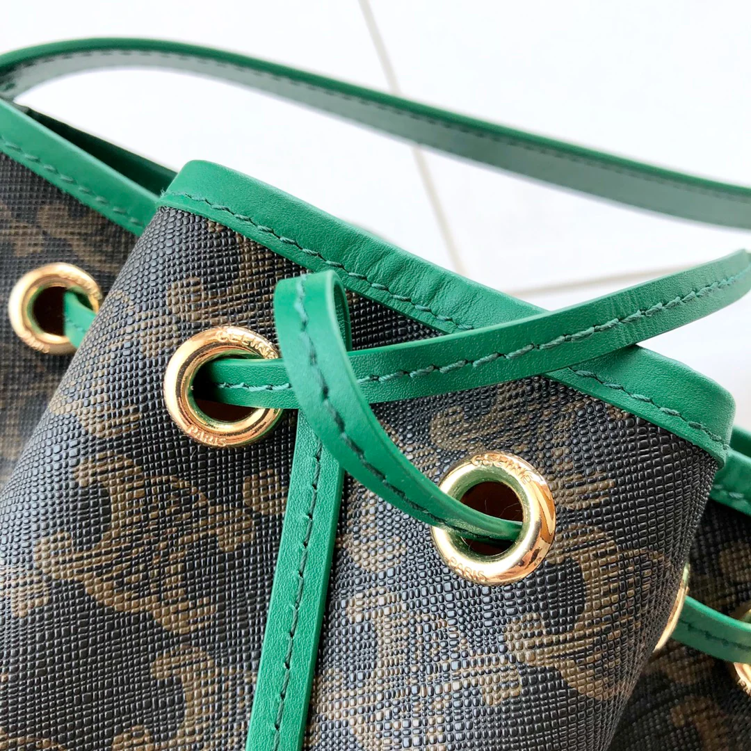 Маленькая холщовая сумка Celine Triomphe на завязках - зеленая с монограммой.