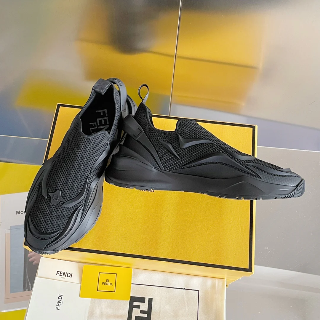 Новинка 2023 года от Fendi - кроссовки Flow Series Flyknit - черные.