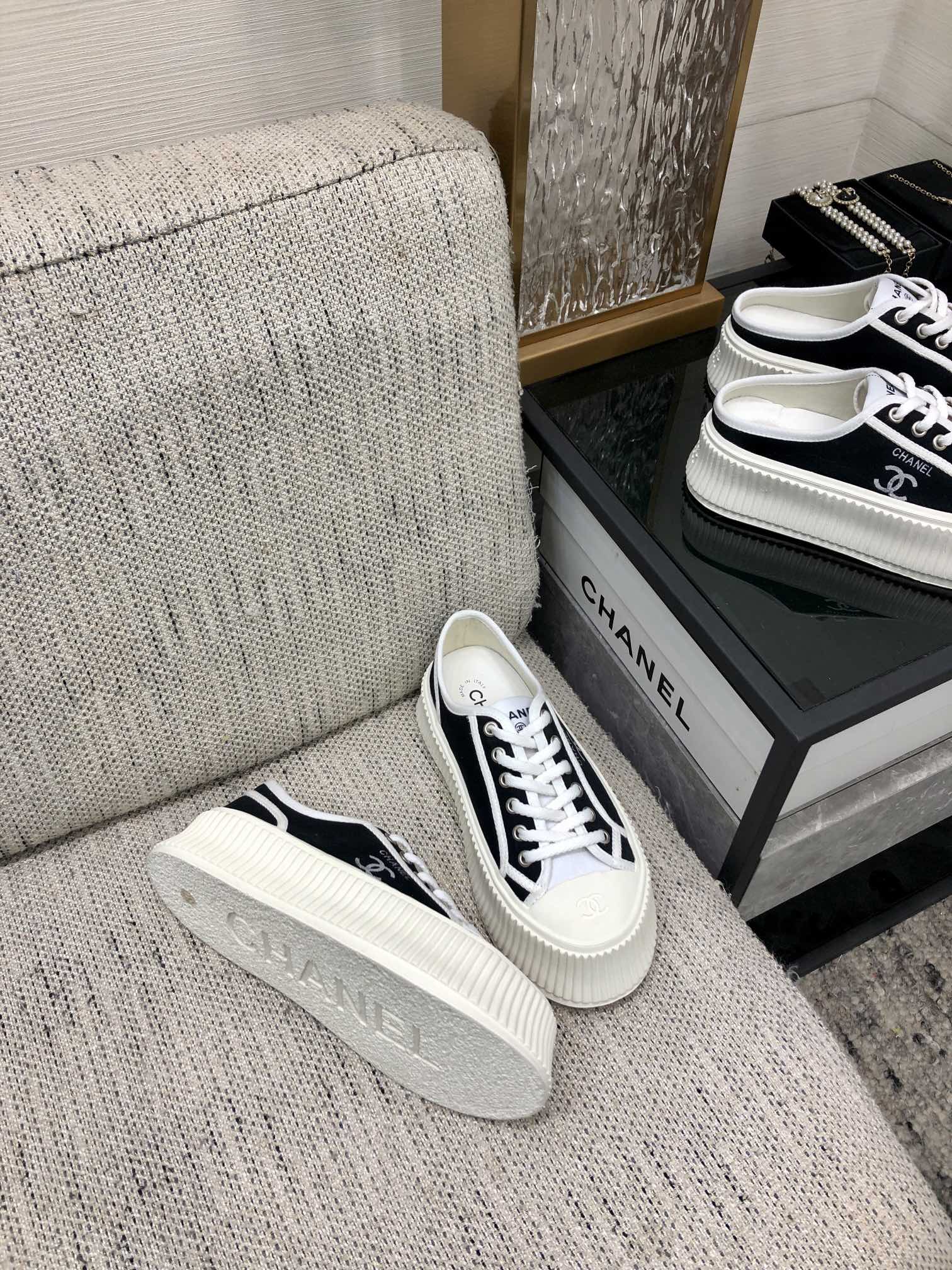 Новинка сезона весна/лето 2023 от Chanel - Туфли на платформе из парусины - Черные