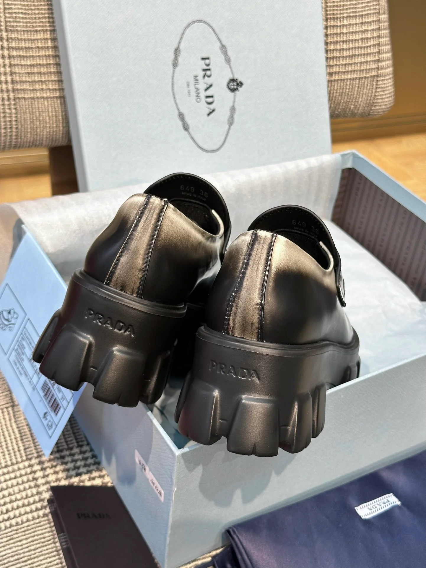 Лоферы на платформе Prada 2024 - серые