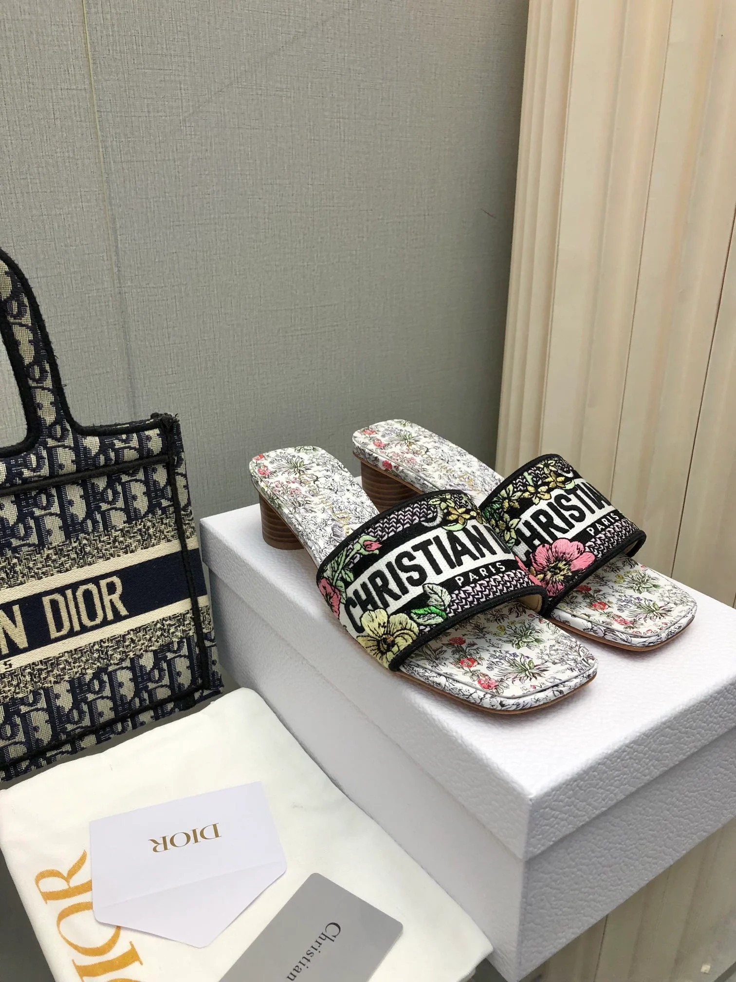 Босоножки Dior 2024 на низком каблуке с цветочной вышивкой - белые