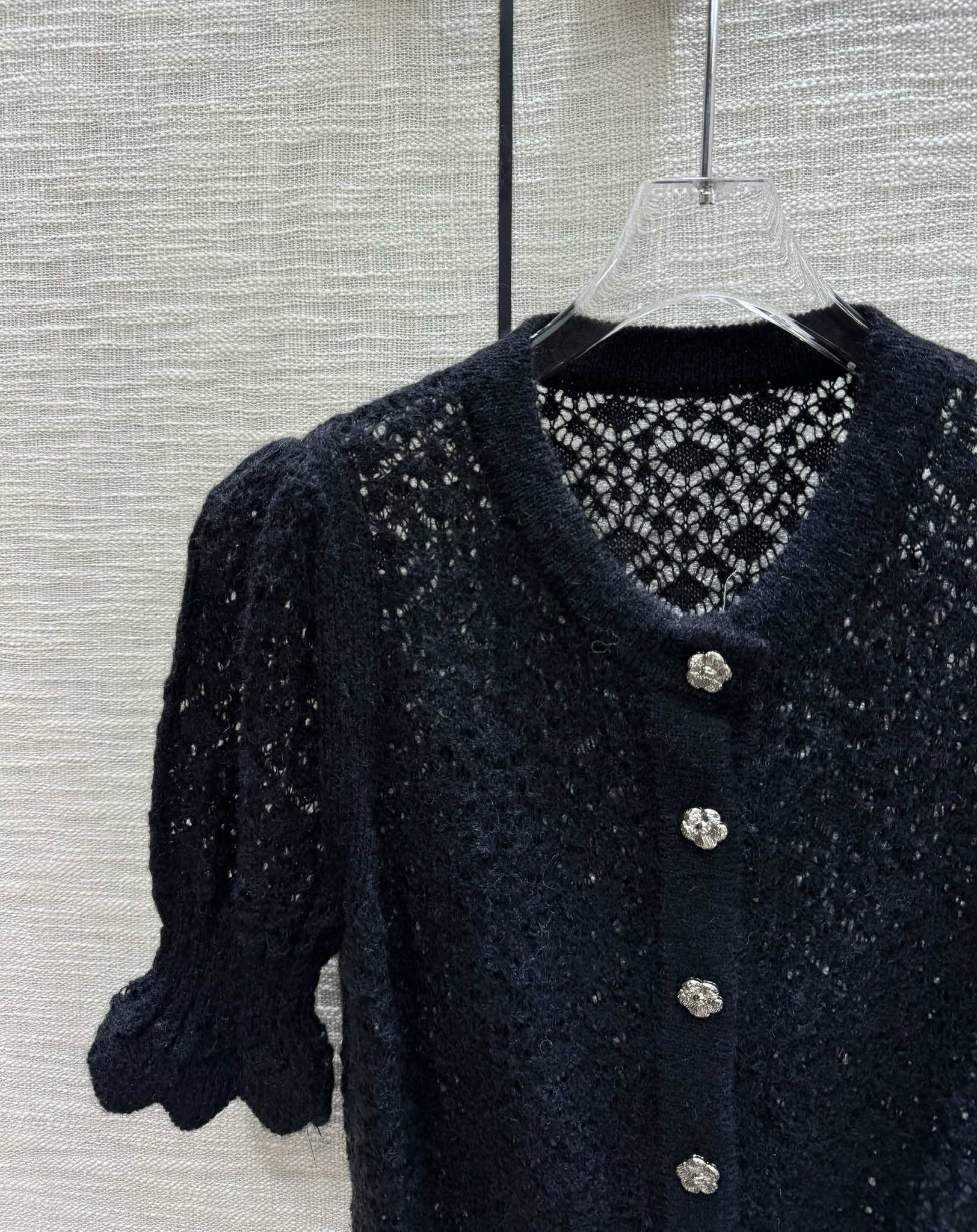 Chanel 2403-24 Новинка ранней весны: вязаный кардиган с короткими рукавами и ажурным узором ?фонарик? - черный