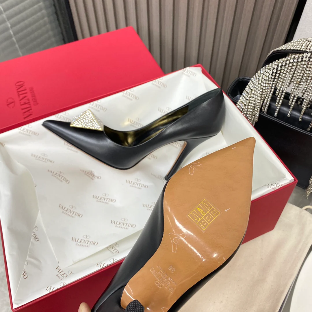 Новинка сезона осень/зима 2022 от Valentino - Туфли на высоком каблуке с фурнитурой, украшенные заклепками - Черные