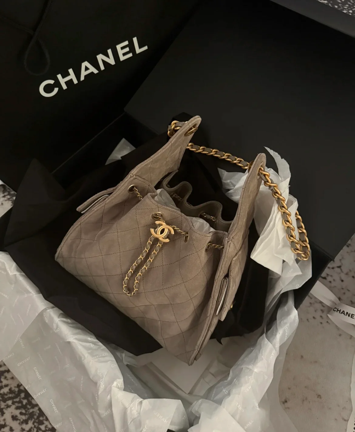 Сумка-хобо Chanel 25c с завязками, маленький размер, замша, цвет ?слоновая кожа?.